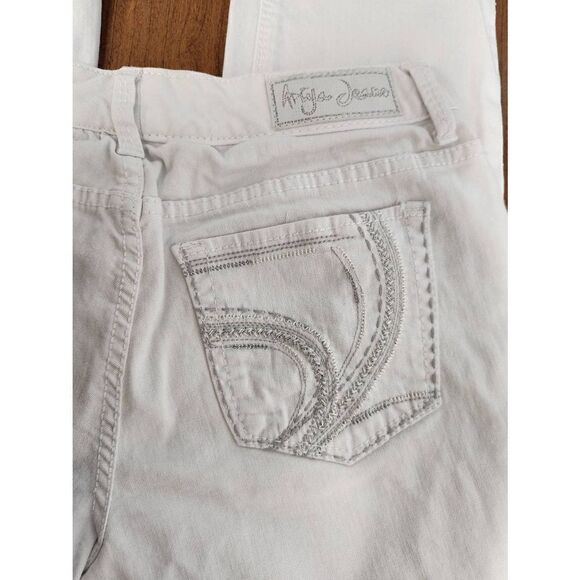 Ariya 13/14 White denim jeans. Measures approx 30 waist 28 inseam and 9 rise - Picture 5 of 8